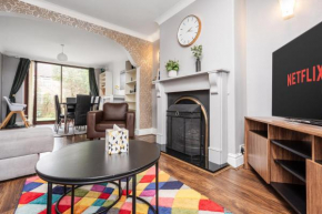 Manchester Business and Family Home with Free Parking